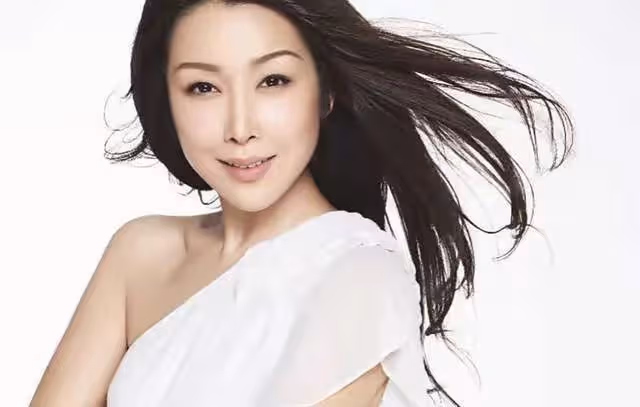 50歲歌手孫悅隱退7年罕曬照,扎雙馬尾麻花辮,下衣失蹤美腿搶鏡