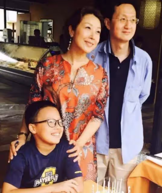 50歲歌手孫悅隱退7年罕曬照,扎雙馬尾麻花辮,下衣失蹤美腿搶鏡
