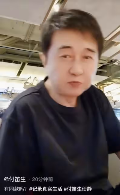 付笛生夫婦吃小飯館!狂飲4元多啤酒低調無人識,任靜手臂顯粗壯