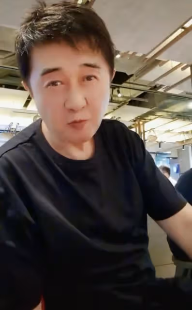 付笛生夫婦吃小飯館!狂飲4元多啤酒低調無人識,任靜手臂顯粗壯