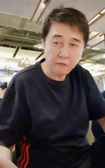 付笛生夫婦吃小飯館!狂飲4元多啤酒低調無人識,任靜手臂顯粗壯