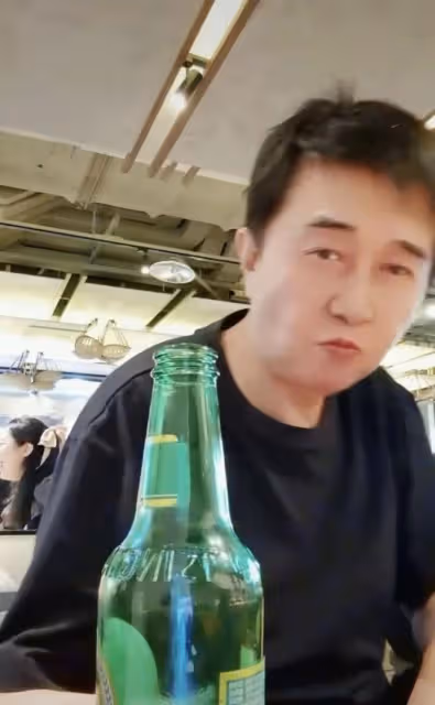 付笛生夫婦吃小飯館!狂飲4元多啤酒低調無人識,任靜手臂顯粗壯