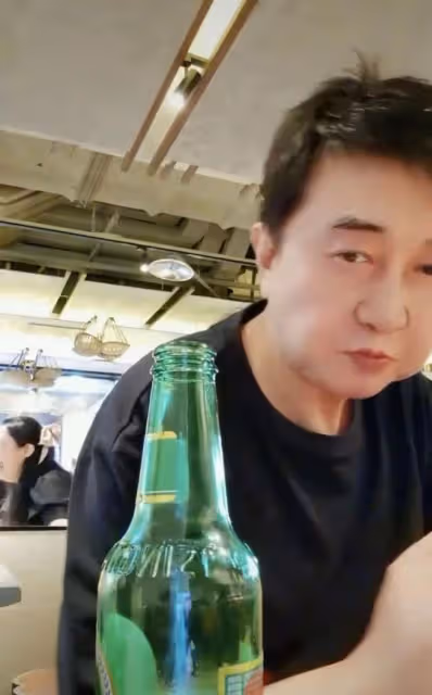 付笛生夫婦吃小飯館!狂飲4元多啤酒低調無人識,任靜手臂顯粗壯