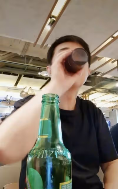 付笛生夫婦吃小飯館!狂飲4元多啤酒低調無人識,任靜手臂顯粗壯