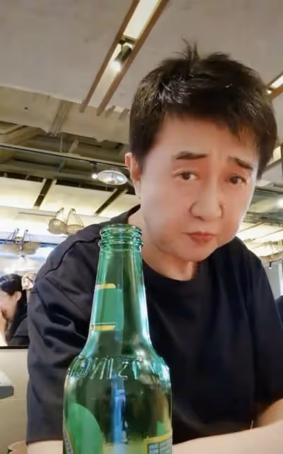 付笛生夫婦吃小飯館!狂飲4元多啤酒低調無人識,任靜手臂顯粗壯