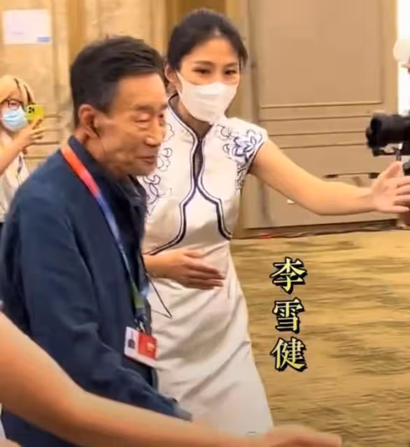 曝李雪健出演流浪地球2!戴助聽器出席活動,身體狀況引網友心疼