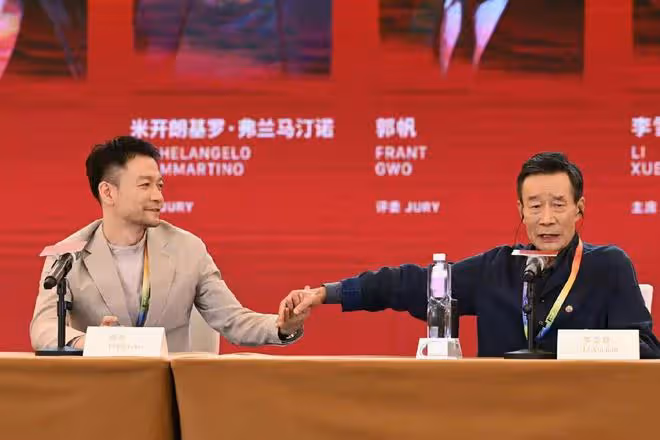 曝李雪健出演流浪地球2!戴助聽器出席活動,身體狀況引網友心疼