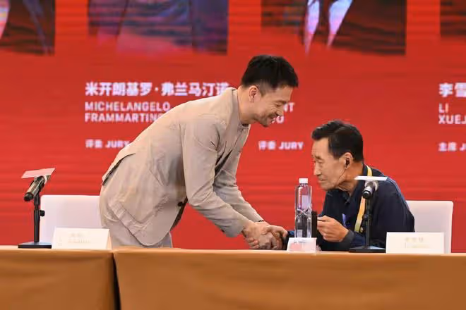曝李雪健出演流浪地球2!戴助聽器出席活動,身體狀況引網友心疼