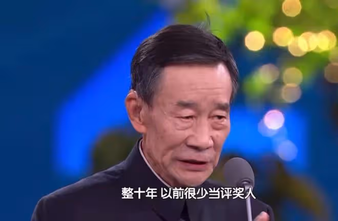 曝李雪健出演流浪地球2!戴助聽器出席活動,身體狀況引網友心疼