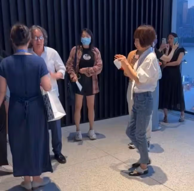 52歲魯豫現身美術館被偶遇,為拍攝將遊客攔在一旁,尬笑採訪被嘲
