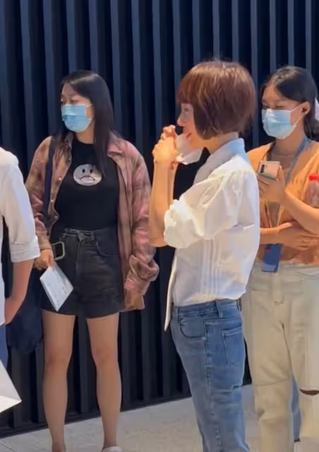 52歲魯豫現身美術館被偶遇,為拍攝將遊客攔在一旁,尬笑採訪被嘲