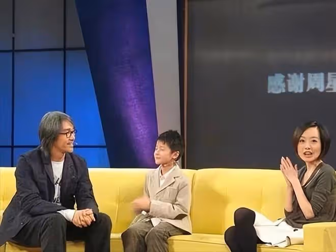 52歲魯豫現身美術館被偶遇,為拍攝將遊客攔在一旁,尬笑採訪被嘲