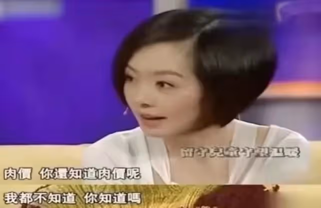 52歲魯豫現身美術館被偶遇,為拍攝將遊客攔在一旁,尬笑採訪被嘲