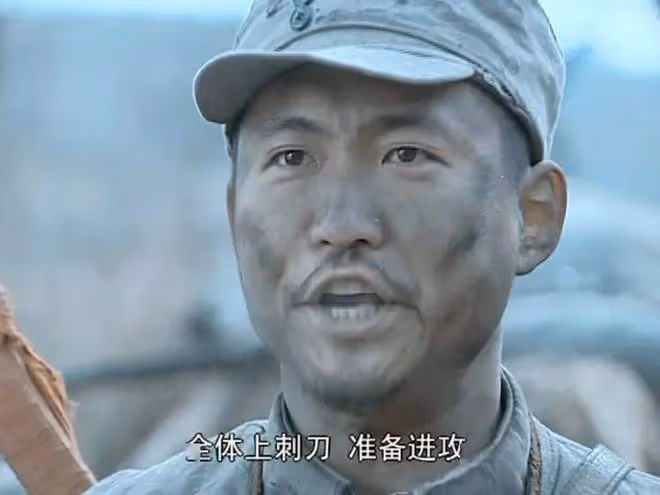 52歲亮劍戲骨在鄉村干農活,頭頂烈日摘農作物,曬到皺眉直接啃菜