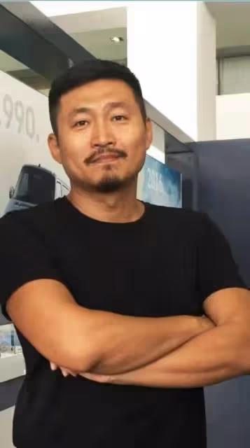 52歲亮劍戲骨在鄉村干農活,頭頂烈日摘農作物,曬到皺眉直接啃菜