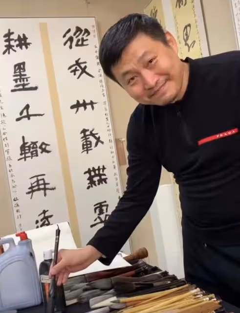 52歲亮劍戲骨在鄉村干農活,頭頂烈日摘農作物,曬到皺眉直接啃菜
