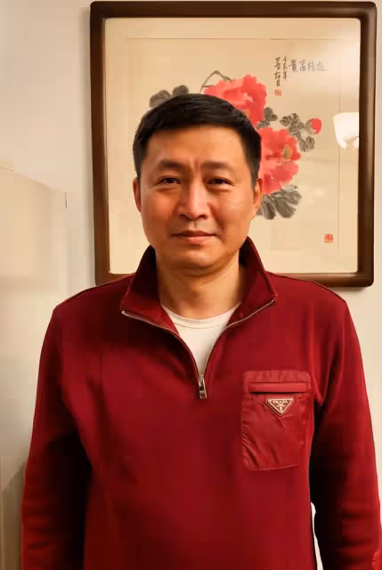52歲亮劍戲骨在鄉村干農活,頭頂烈日摘農作物,曬到皺眉直接啃菜
