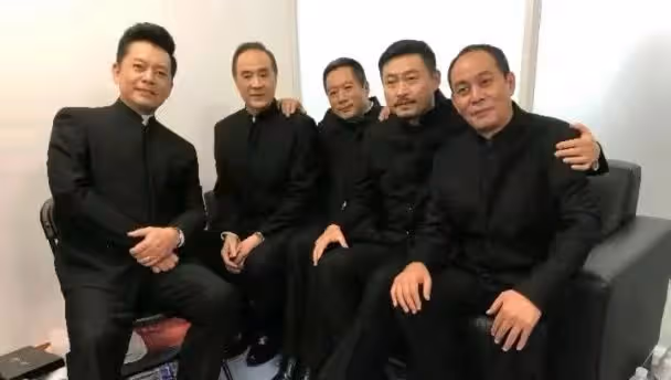 52歲亮劍戲骨在鄉村干農活,頭頂烈日摘農作物,曬到皺眉直接啃菜