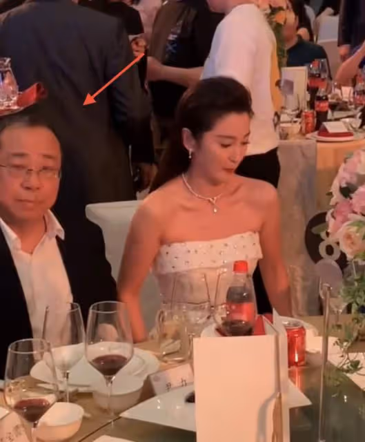 李冰冰與眾富豪聚餐,小露香肩身材火辣,博納總裁上海前首富均在