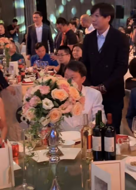 李冰冰與眾富豪聚餐,小露香肩身材火辣,博納總裁上海前首富均在