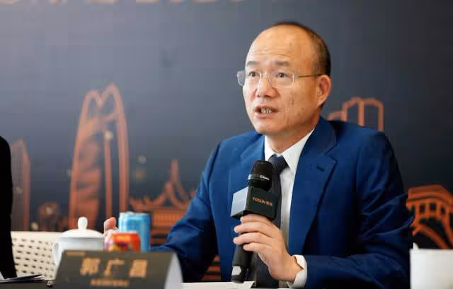 李冰冰與眾富豪聚餐,小露香肩身材火辣,博納總裁上海前首富均在