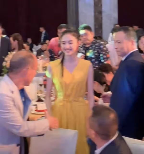 李冰冰與眾富豪聚餐,小露香肩身材火辣,博納總裁上海前首富均在