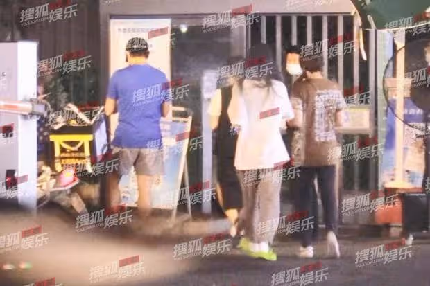 感情生變?昔日愛侶劉詩詩吳奇隆同框回公寓,全程保持距離無交流