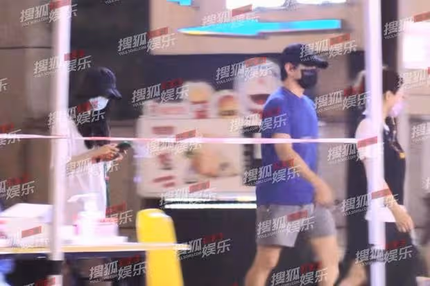 感情生變?昔日愛侶劉詩詩吳奇隆同框回公寓,全程保持距離無交流