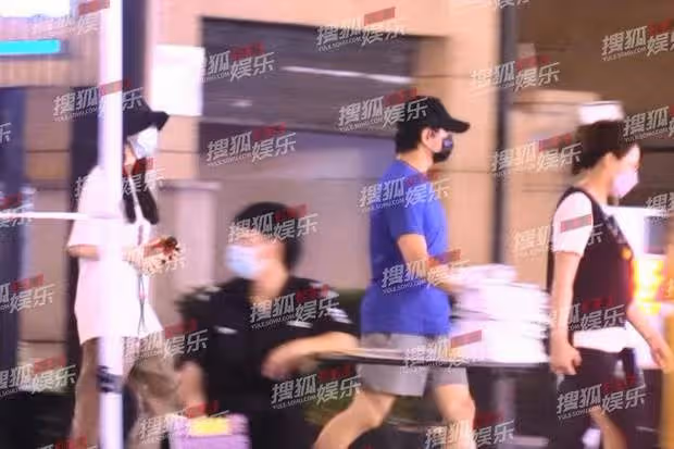 感情生變?昔日愛侶劉詩詩吳奇隆同框回公寓,全程保持距離無交流