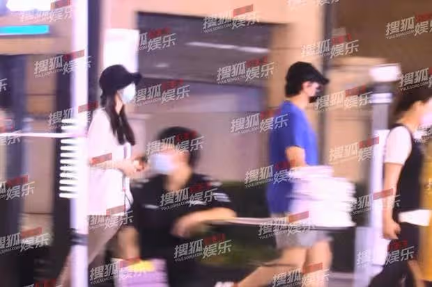感情生變?昔日愛侶劉詩詩吳奇隆同框回公寓,全程保持距離無交流