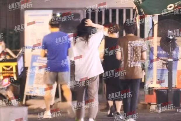 感情生變?昔日愛侶劉詩詩吳奇隆同框回公寓,全程保持距離無交流