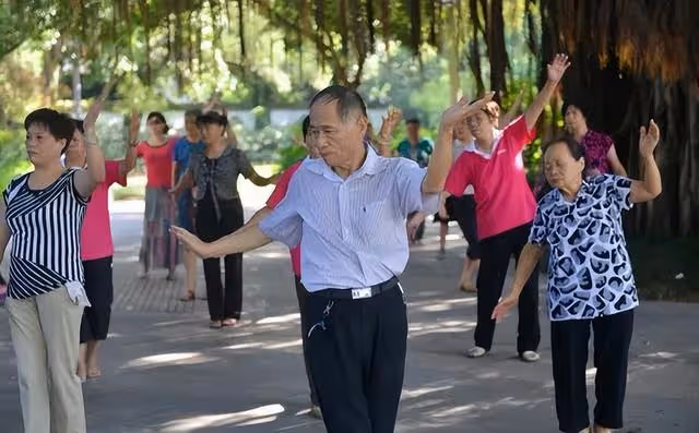 64歲大爺:跳了1年的交誼舞就不敢跳了,那些女人都不是省油的燈