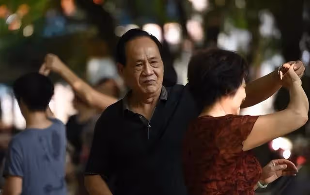 64歲大爺:跳了1年的交誼舞就不敢跳了,那些女人都不是省油的燈