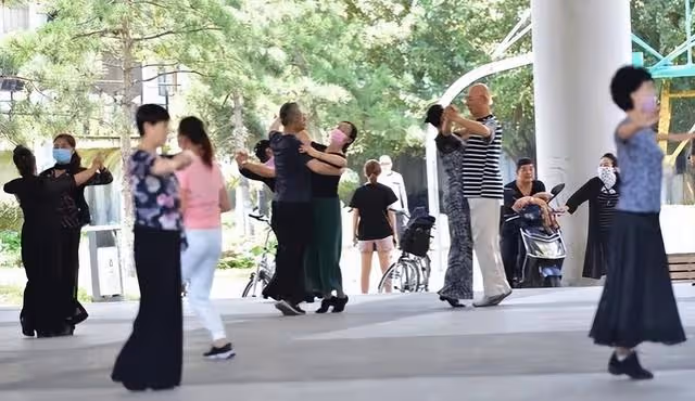64歲大爺:跳了1年的交誼舞就不敢跳了,那些女人都不是省油的燈