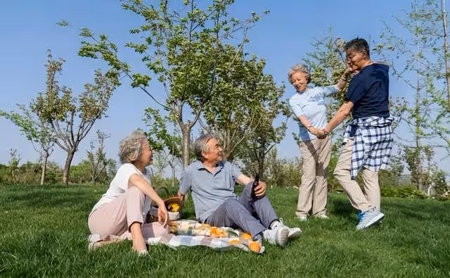 64歲大爺:跳了1年的交誼舞就不敢跳了,那些女人都不是省油的燈