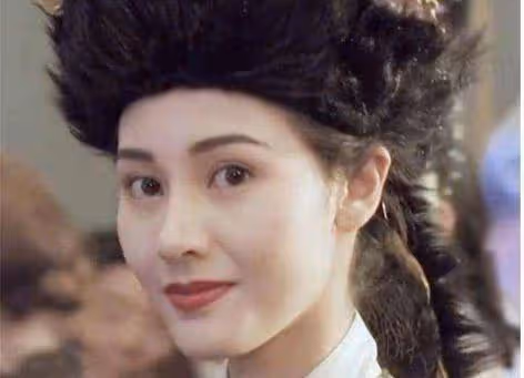 李嘉欣追求豪門叫板何超瓊，何超瓊甩一件婚紗現出豪門輝煌