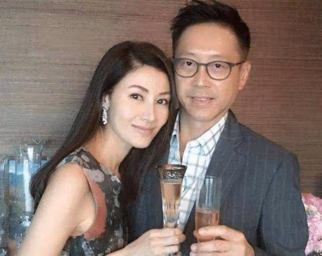 李嘉欣追求豪門叫板何超瓊，何超瓊甩一件婚紗現出豪門輝煌