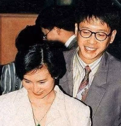 李嘉欣追求豪門叫板何超瓊，何超瓊甩一件婚紗現出豪門輝煌