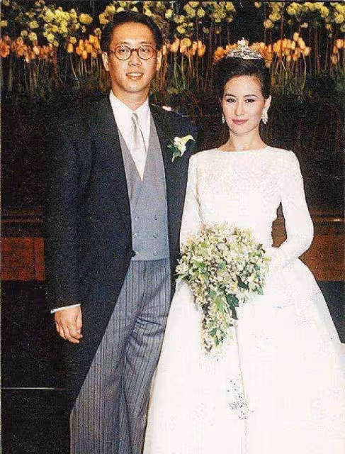 李嘉欣追求豪門叫板何超瓊，何超瓊甩一件婚紗現出豪門輝煌