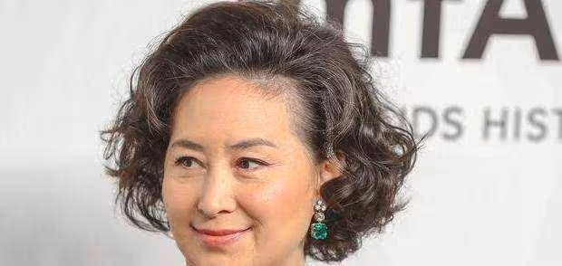 李嘉欣追求豪門叫板何超瓊，何超瓊甩一件婚紗現出豪門輝煌