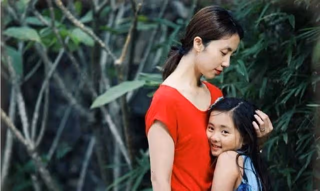 她嫁給大學老師,婚後生下2女1子,如今42歲美成20歲少女模樣!