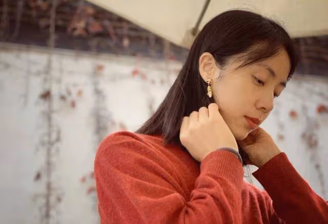 她嫁給大學老師,婚後生下2女1子,如今42歲美成20歲少女模樣!