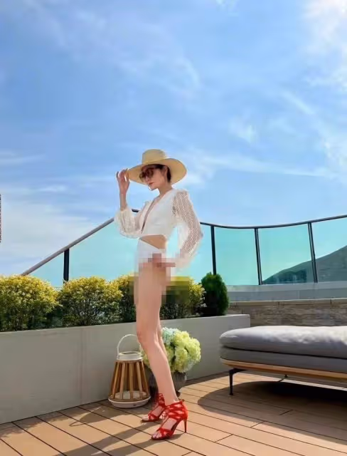 52歲李嘉欣曬比基尼照！深V設計露事業線，泳裝太緊勒顯細腰，網友：風采不減當年