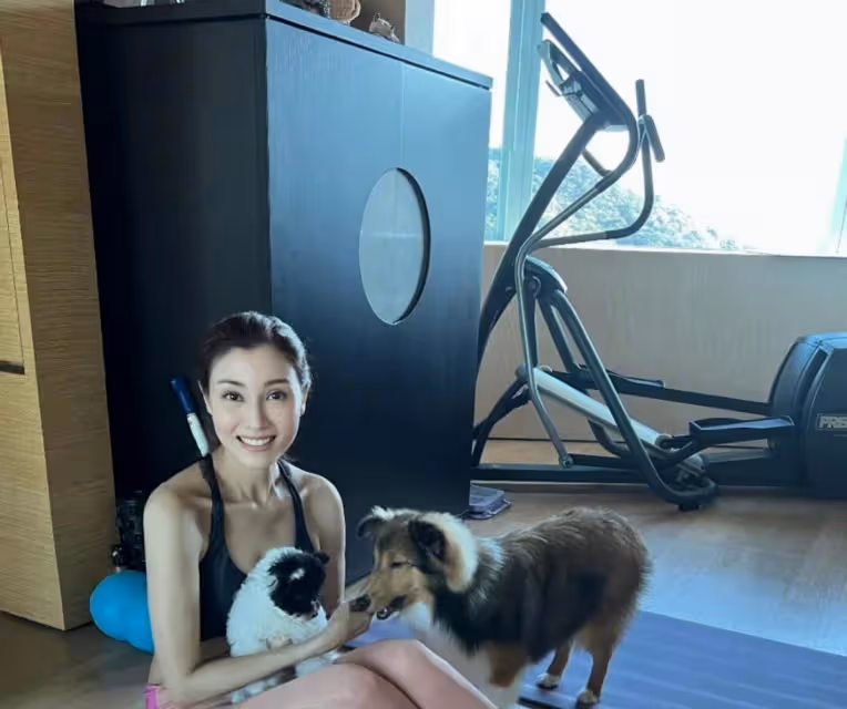 52歲李嘉欣曬比基尼照！深V設計露事業線，泳裝太緊勒顯細腰，網友：風采不減當年
