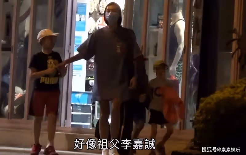 梁洛施模樣變化大,抱著寵物貓出鏡,氣質方面還是碾壓郭嘉文