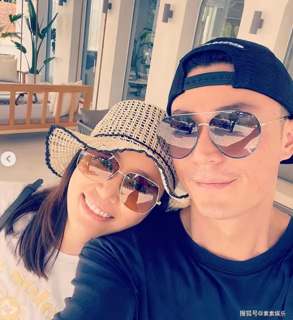 林心如和霍建華度假照,夫妻靠頭甜蜜合影,稱小孩開心大人就開心