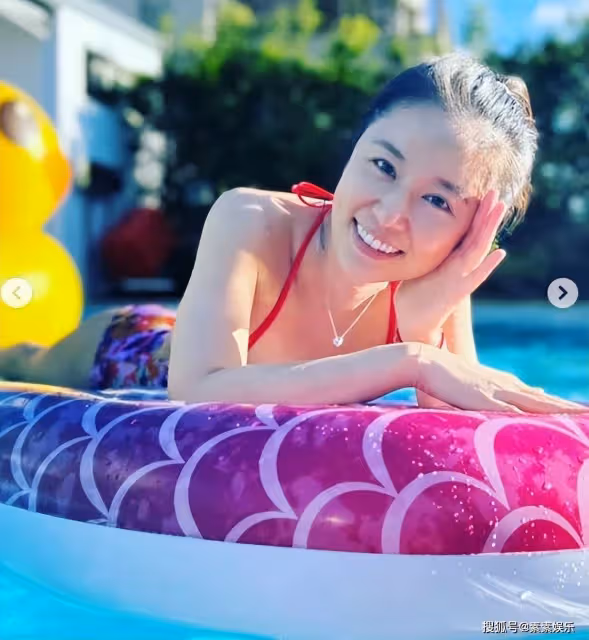 林心如和霍建華度假照,夫妻靠頭甜蜜合影,稱小孩開心大人就開心