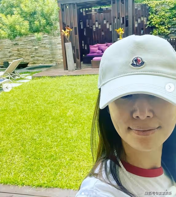 林心如和霍建華度假照，夫妻靠頭甜蜜合影，稱小孩開心大人就開心