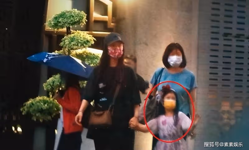 林心如和霍建華度假照，夫妻靠頭甜蜜合影，稱小孩開心大人就開心