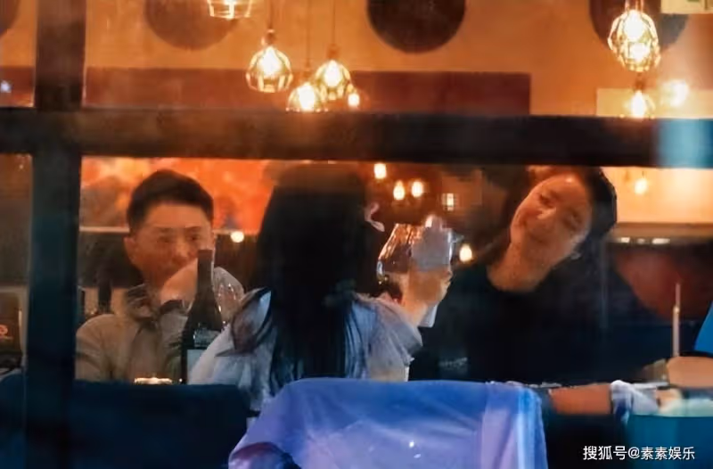 林心如和霍建華度假照，夫妻靠頭甜蜜合影，稱小孩開心大人就開心